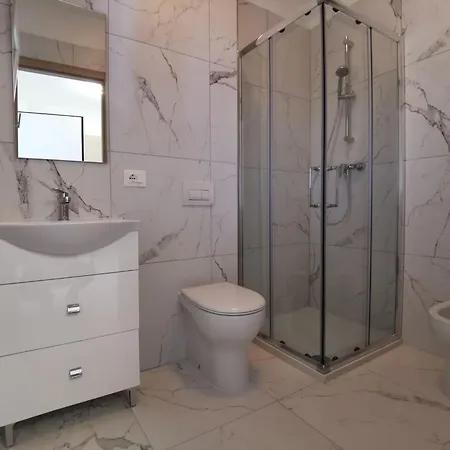 Modern In Centre Daire *