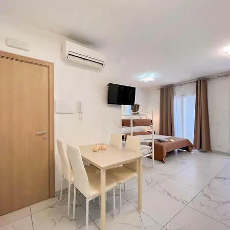 Modern In Centre Daire *